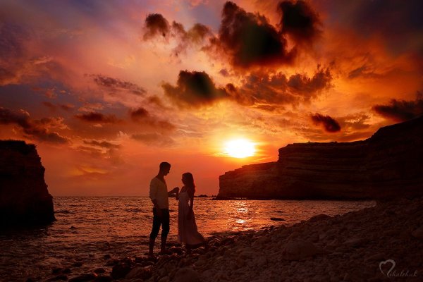 Мужчина и женщина на берегу