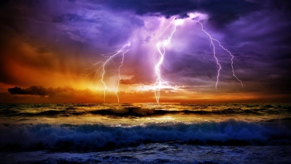 Гроза на море