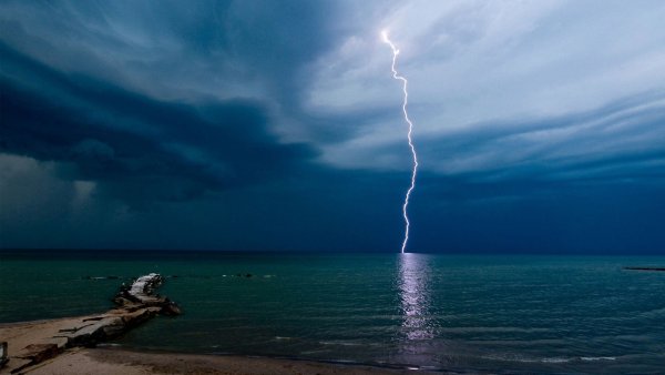 Гроза над морем