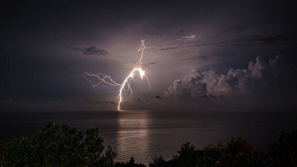 Гроза на реке