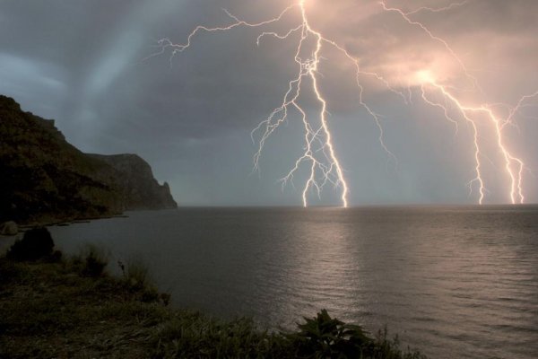 Гроза на море