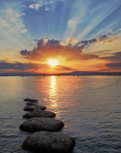 Рассвет море горы