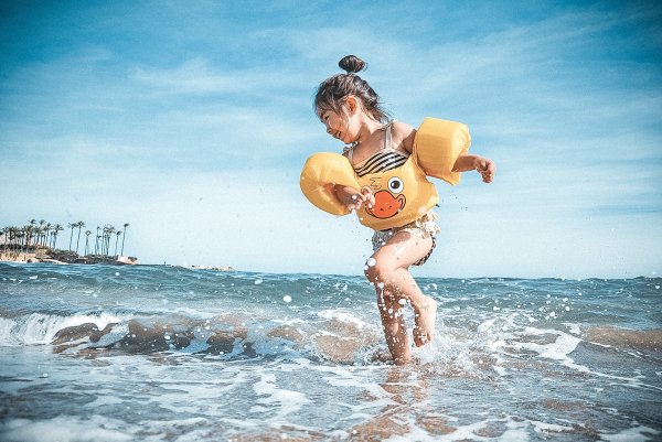 Дети купаются в море