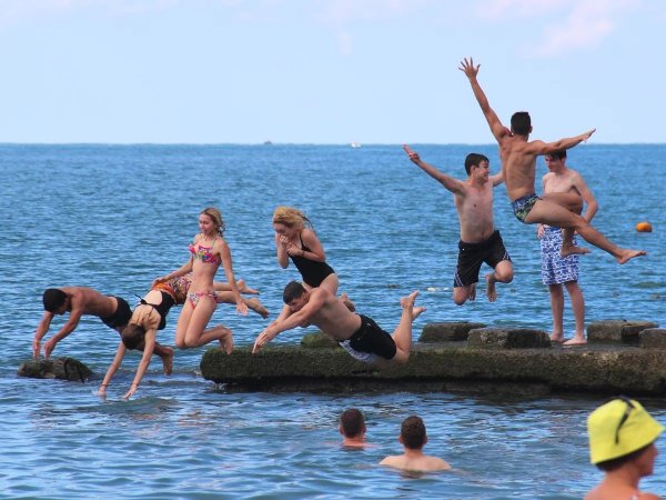 Пляж люди купаются