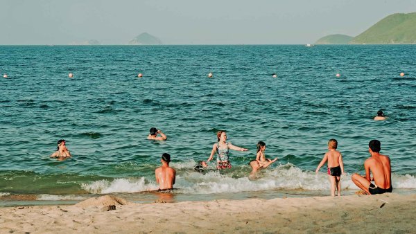 Люди купаются в море