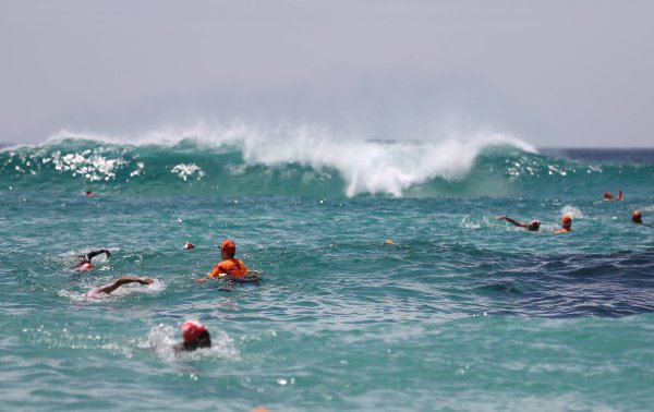 Люди купаются в море