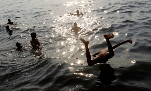 Девушка купается в море