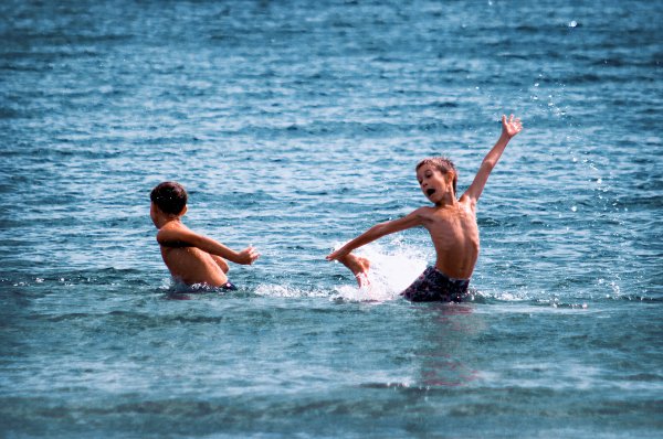 Дети плавают в море