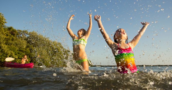 Пляж люди купаются