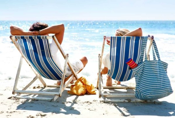 Лежак на море