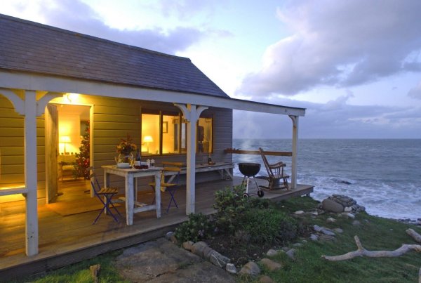 Домик на берегу моря
