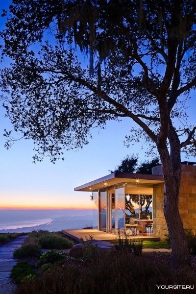 Маленький домик на берегу моря