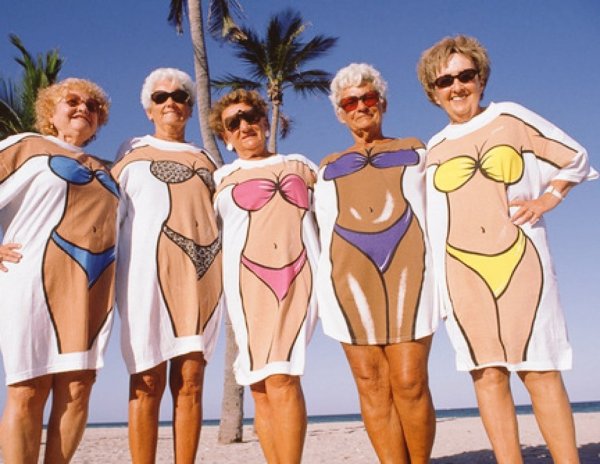 Бабушка на море