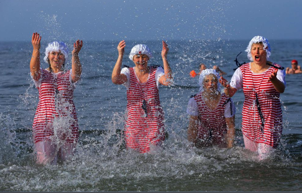 Старые бабки в купальниках