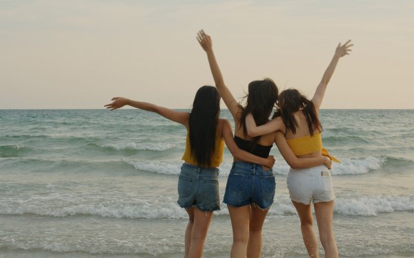 Подруги на пляже