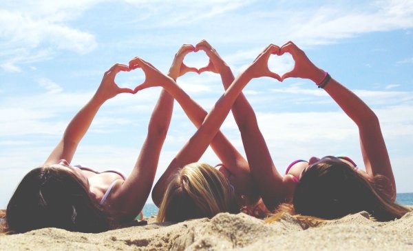 Три подруги на море