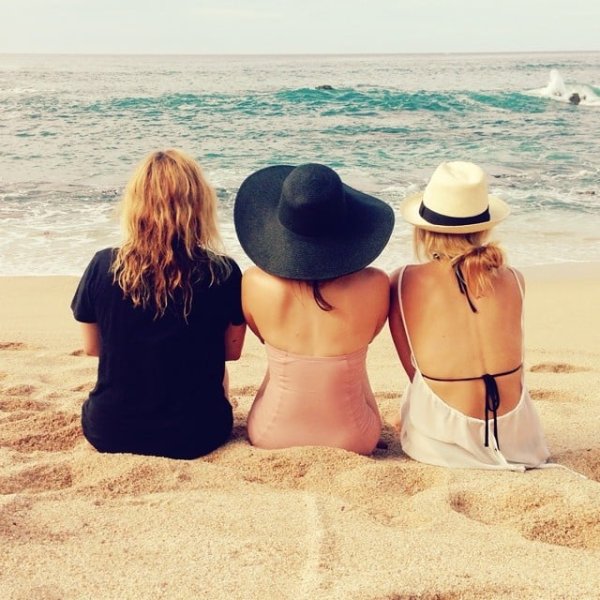 Три подруги на море