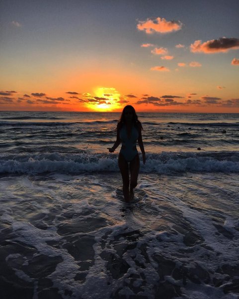 Блондинка на берегу моря