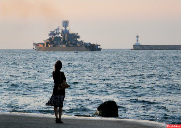 Девушка провожает корабль