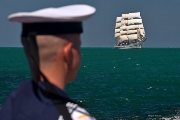 Корабль в море матрос