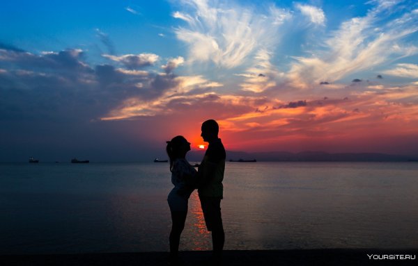 Мужчина и женщина на фоне моря