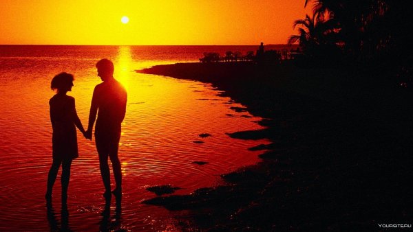 Пара на берегу моря