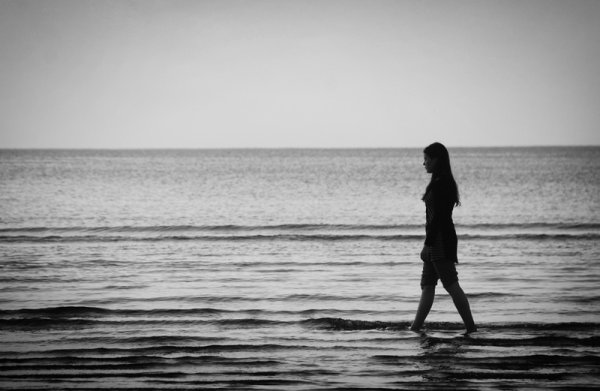 Одинокая девушка у моря