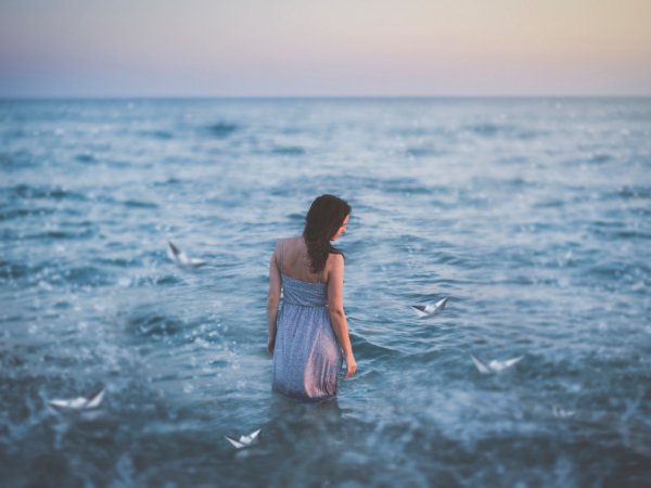 Грустная девушка у моря