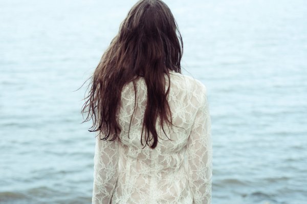 Грустная девушка у моря