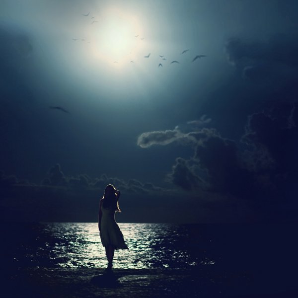 Девушка в одиночестве у моря