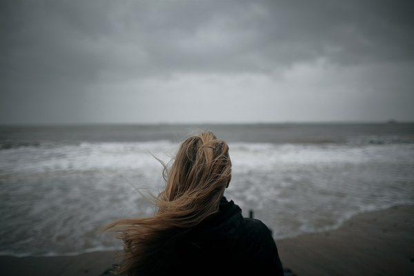 Блондинка грусть