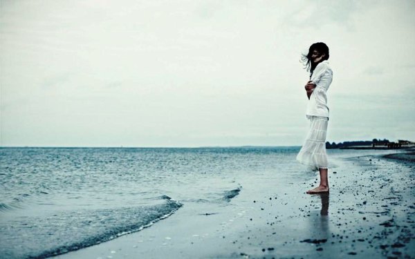 Девушка у моря зимой