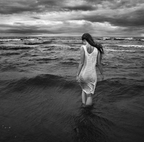 Девушка уходящая в море