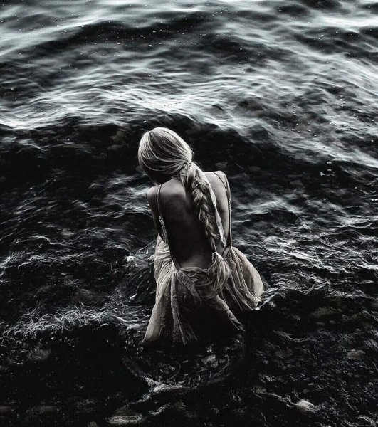 Грустная девушка у моря