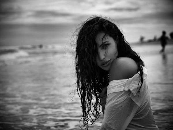 Девушка на берегу моря