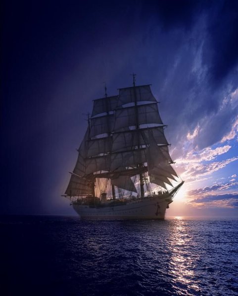Парусный корабль ночью