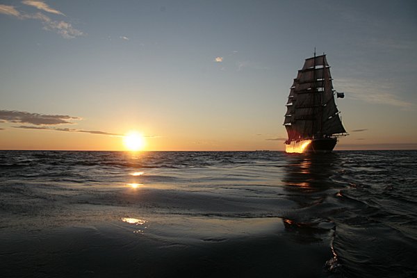 Корабль уходит в море