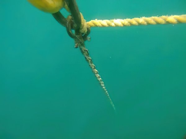 Корабль под водой