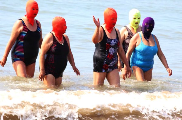 Смешные люди на пляже