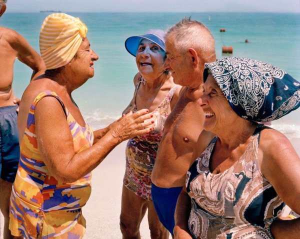 Бабушка на море