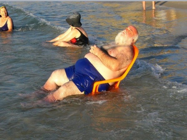 Бабушка на море