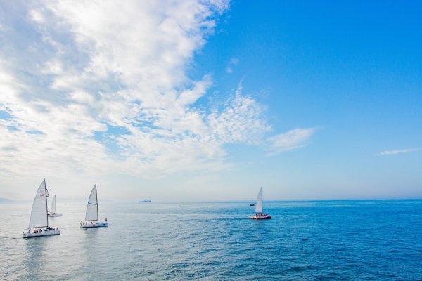 Море штиль парусник