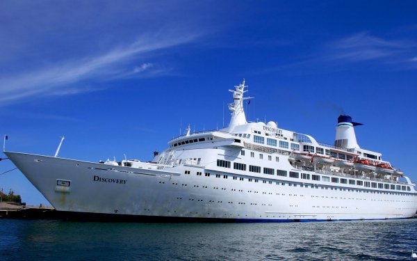 Теплоход круизный лайнер