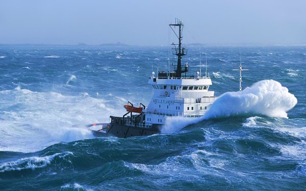 Судно в шторм