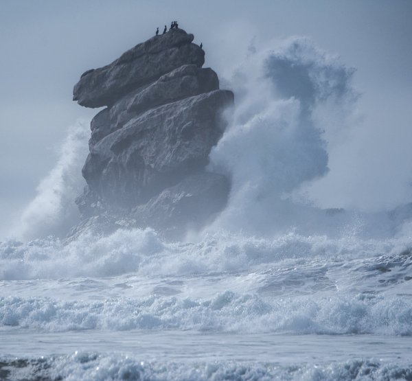 Красивые скалы в море