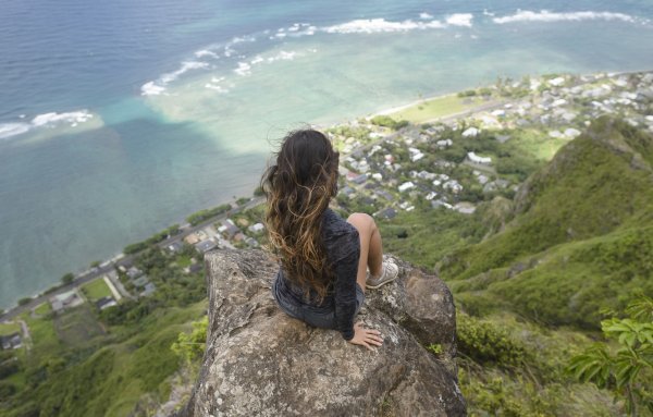 Море горы девушка спиной