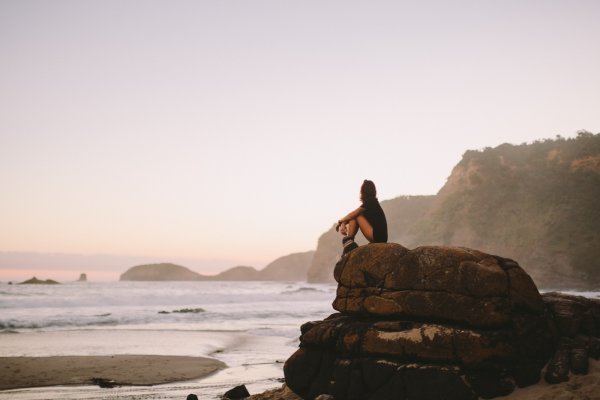 Скалы в море 4к