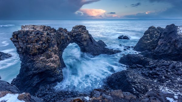 Рейнисфьяра базальтовые скалы