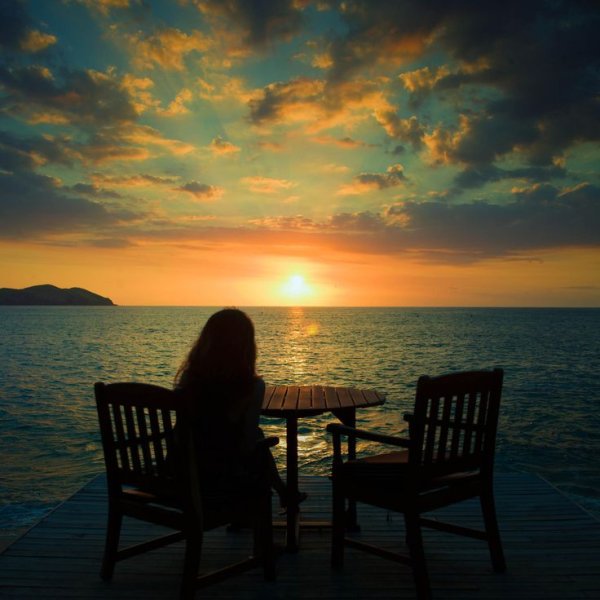 Девушка ждет у моря