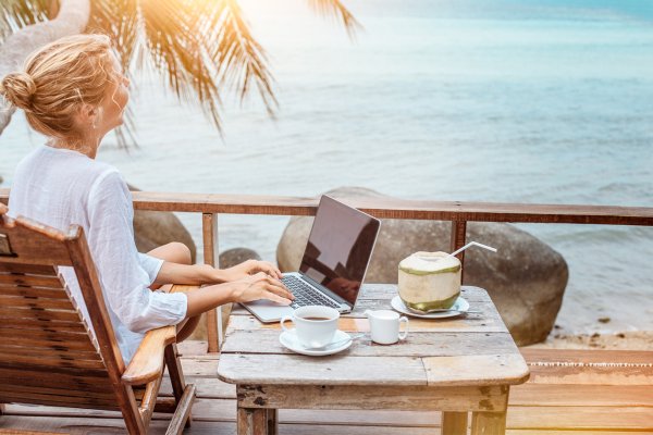 Девушка спиной к морю